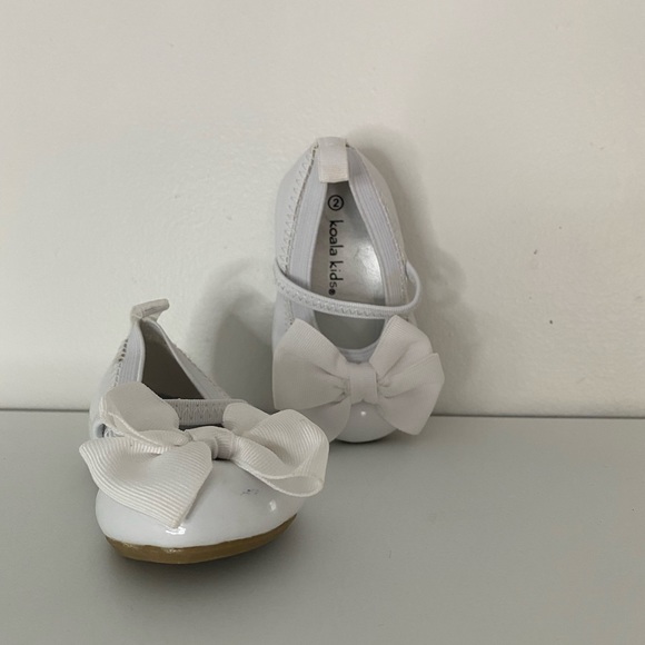 Koala Kids White Patten Leather Bow Dress Shoes - Picture 6 of 7